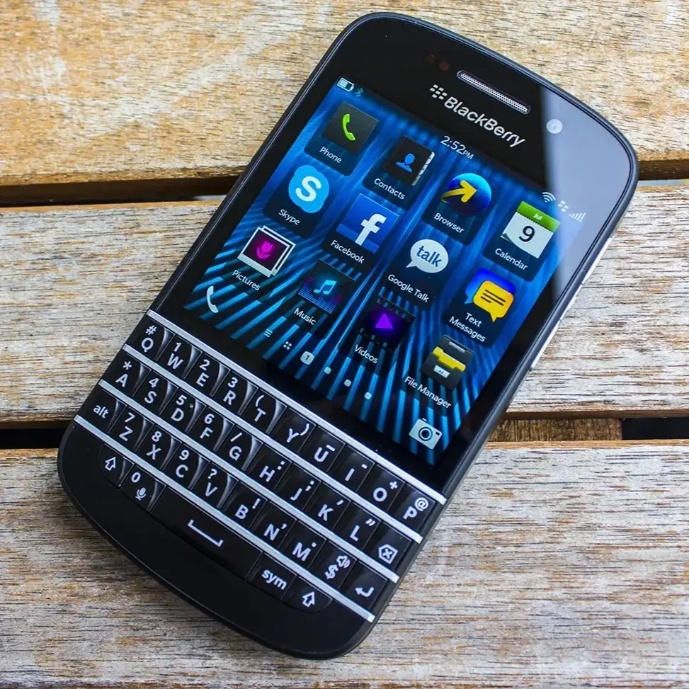 Blackberry-Q10-2.webp
